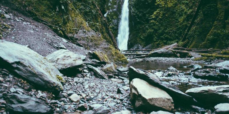 月饼定制供应链的碳中和实践：礼品平台如何通过绿色采购与碳足迹追踪重塑中秋礼品